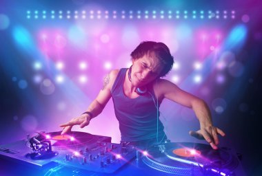 DJ karıştırma müzik turntable üzerinde sahne ışıkları ve