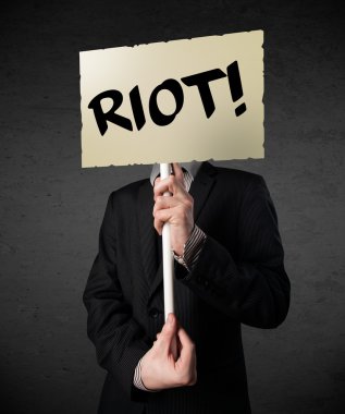 İş adamı protesto işareti tutuyor.