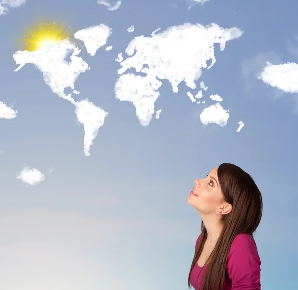 Menina olhando nuvens do mundo e sol no céu azul — Fotografia de Stock