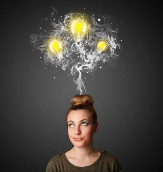 Duman ve başının üstünde lightbulbs düşünceli kadınla — Stok fotoğraf