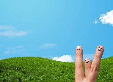 Arka planda manzara manzaralı neşeli parmak gülümsemeleri