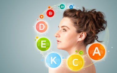 genç ve güzel kız ile renkli vitamin simgeler ve semboller