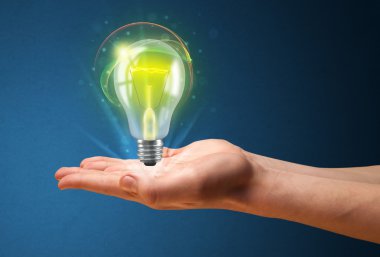 Bir iş adamının elinde parlayan ampul