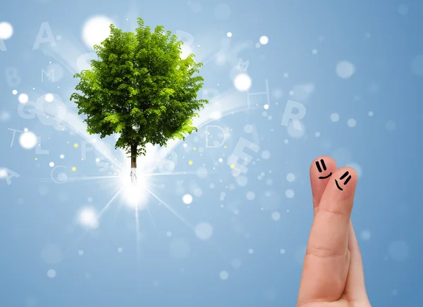 Feliz dedo emoticonos con verde mágico brillante árbol — Foto de Stock