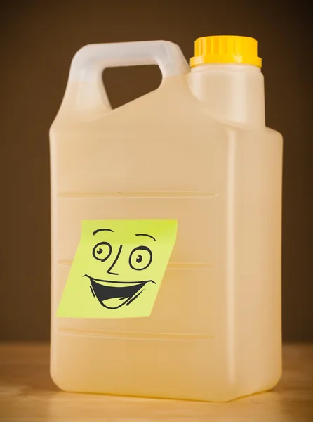 Post-it notera med smiley ansikte klistras på en kan — Stockfoto