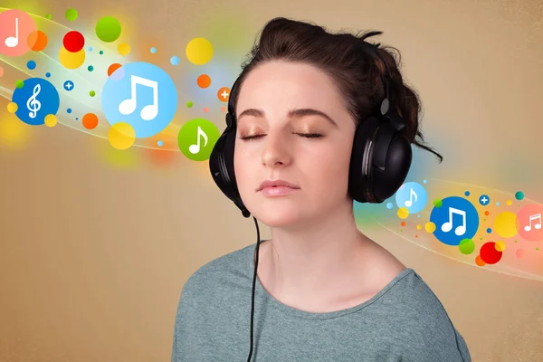 Jeune femme écoutant de la musique avec des écouteurs — Photo