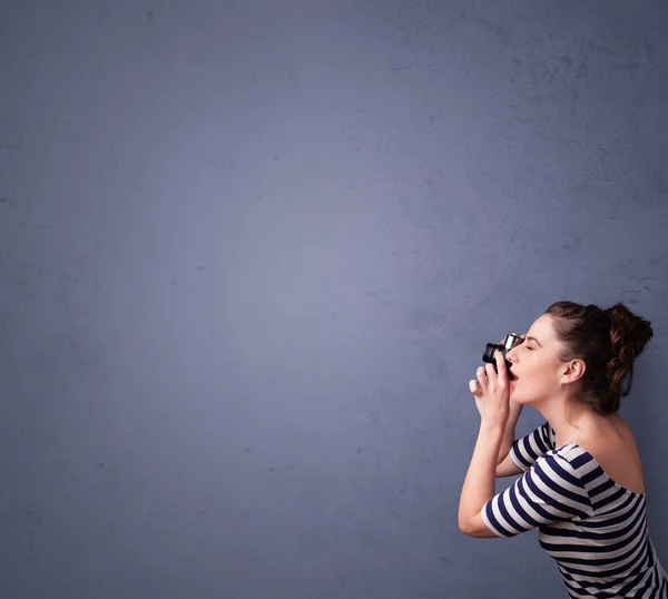 Fotógrafo fotografiando imágenes con área de copyspace —  Fotos de Stock