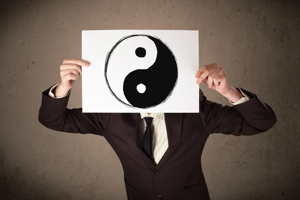 Biznesmen posiadający dokument z yin-yang na niego z przodu Witam — Zdjęcie stockowe