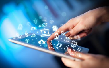 Tablet bilgisayarı üzerinde parmak işareti, sosyal medya kavramı
