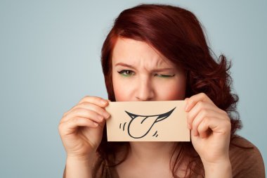 genç ve güzel kız beyaz kart çizim gülümsemeyle holding