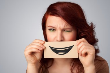 komik smiley ile kart tutan mutlu güzel kadın