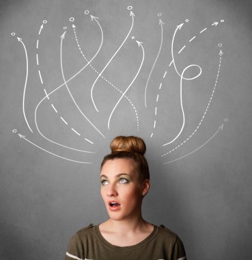 oklarla aklından gelen genç kadın