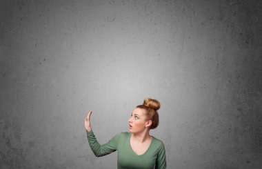 genç kadın kopya alanı ile el hareketi