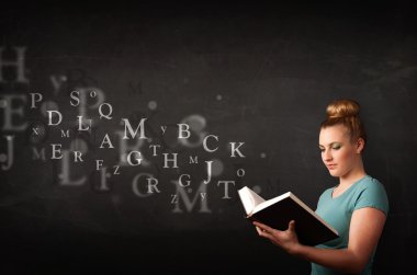 Genç Bayan alfabesi harfleri ile kitap okuma