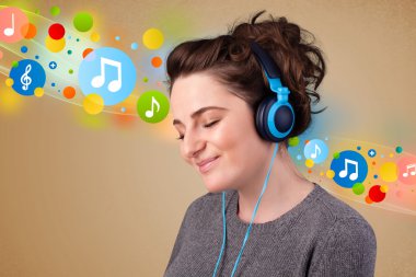 Kulaklıkla müzik dinleyen genç bir kadın.