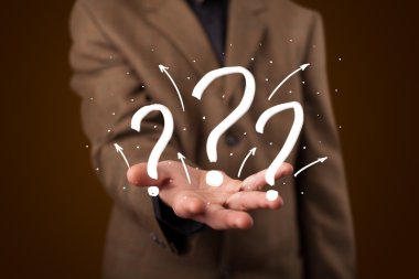genç işadamı el sunan soru işaretleri çizilmiş