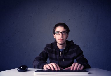 Hacker mavi arkaplanda klavye ile çalışıyor