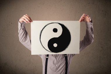 holding bir yin-yang ile bir kağıt üzerine önünde Merhaba işadamı