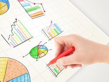 İşadamı kağıda renkli grafikler ve simgeler çiziyor