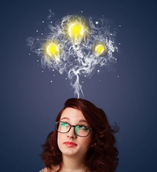 Doordachte vrouw met rook en lightbulbs boven haar hoofd — Stockfoto