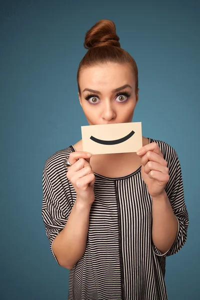 Glückliche hübsche Frau mit Karte und lustigem Smiley — Stockfoto