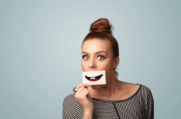 Gelukkig mooie vrouw met kaart met grappige smiley — Stockfoto