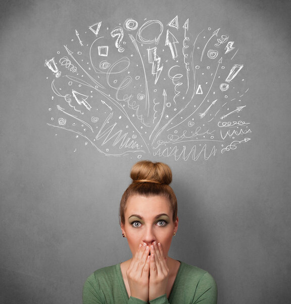 Молодая женщина думает с набросками стрел над головой
