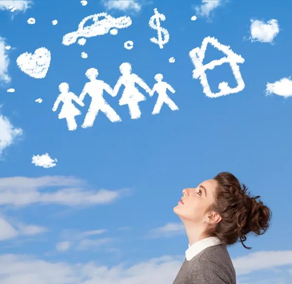 Chica joven soñando despierto con la familia y las nubes del hogar — Foto de Stock