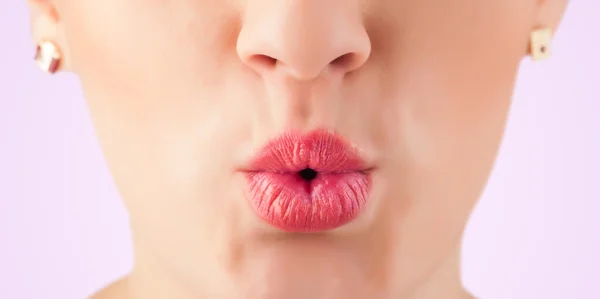 Mooie vrouw rode lippen close-up — Stockfoto