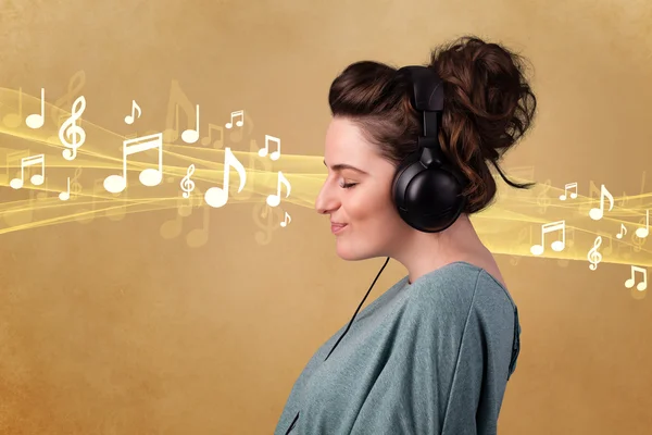 Young woman with headphones listening to music — Stock Photo, Image