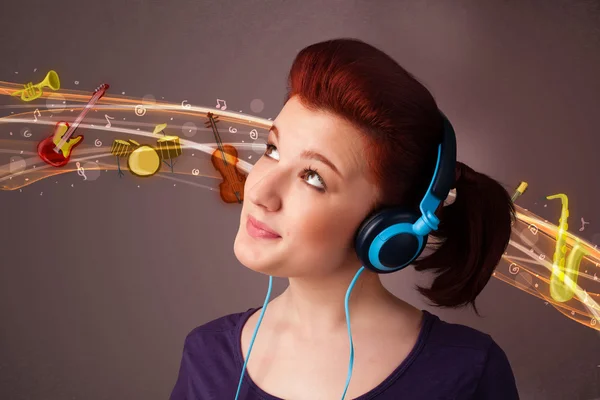 Mujer joven con auriculares escuchando música — Foto de Stock