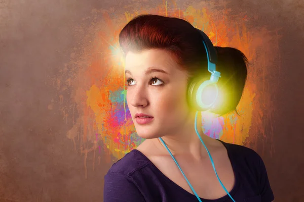 Young woman with headphones listening to music — Stock Photo, Image