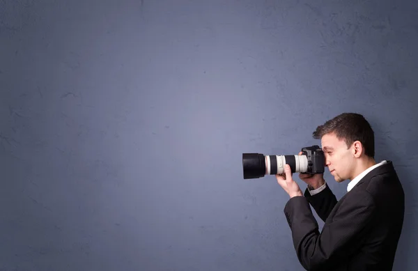 Młody fotograf fotografowania zdjęć z obszaru miejsce — Zdjęcie stockowe