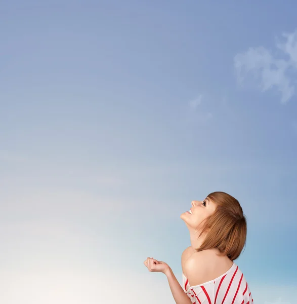 Girl looking at the blue sky copyspace — Stock Photo, Image