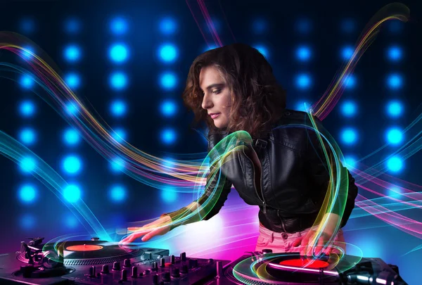 Junges DJ-Mädchen mischt Platten mit bunten Lichtern — Stockfoto