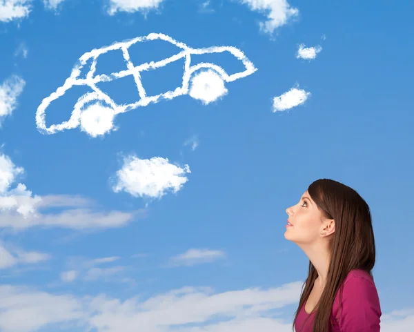 Молодая девушка смотрит на облако машины на голубом небе — стоковое фото