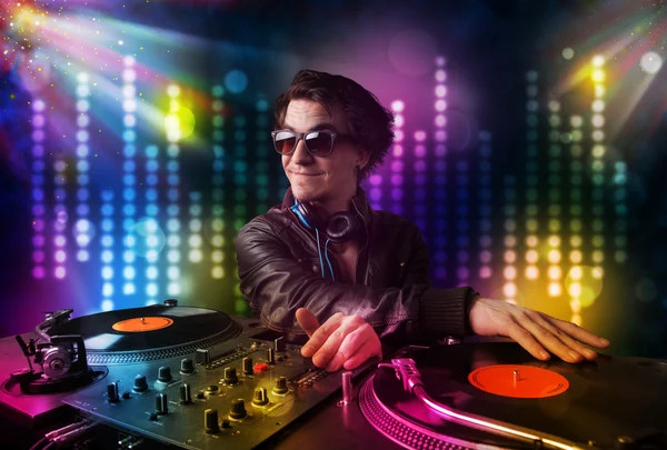 Dj tocando canciones en una discoteca con espectáculo de luz — Foto de Stock
