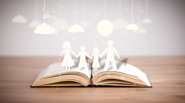 開かれた本に家族の段ボール図 — ストック写真