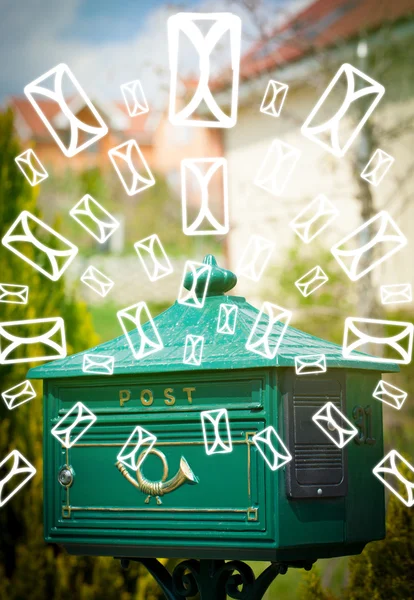 Caixa de correio com ícones de letra em fundo verde brilhante — Fotografia de Stock