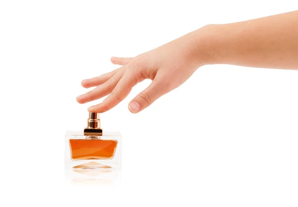 Vrouwenhanden spuiten parfum — Stockfoto