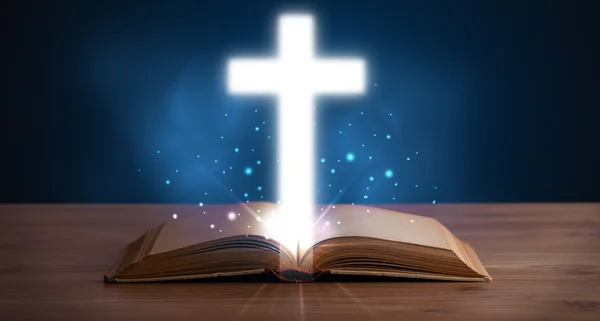 真ん中に輝く十字架を持つオープン聖なる聖書 — ストック写真