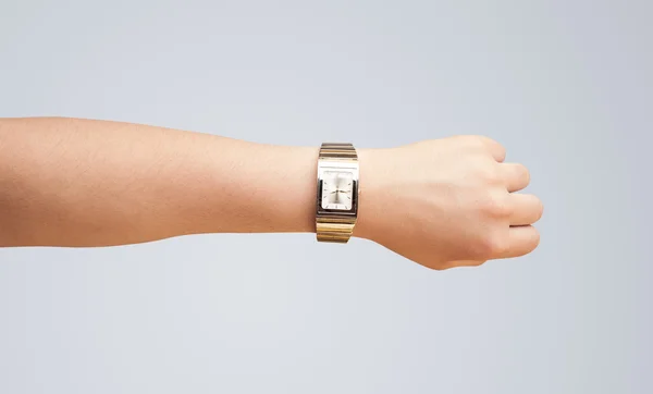 Hand met horloge met nauwkeurige tijd — Stockfoto