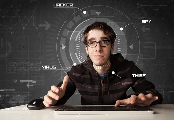 Ung hacker i futuristisk miljö hacking personlig information: — Stockfoto