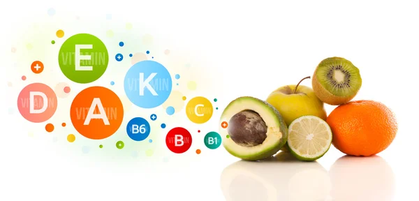 Renkli vitamin sembolleri ve simgeleri olan sağlıklı meyveler — Stok fotoğraf