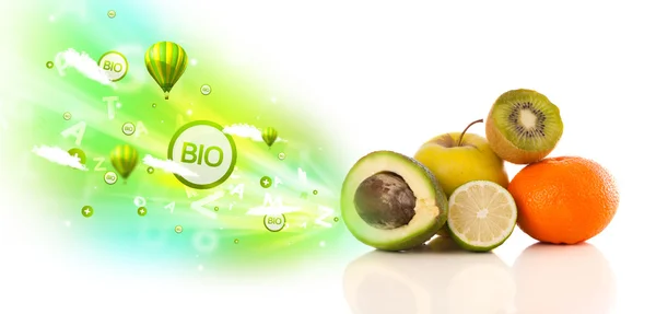 Frutas suculentas coloridas com sinais ecológicos verdes e ícones — Fotografia de Stock
