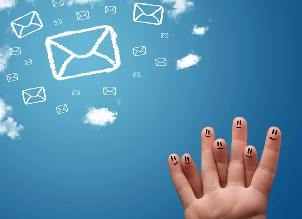 Glückliche Smiley-Finger beim Anblick von Mail-Icons aus Wolken — Stockfoto