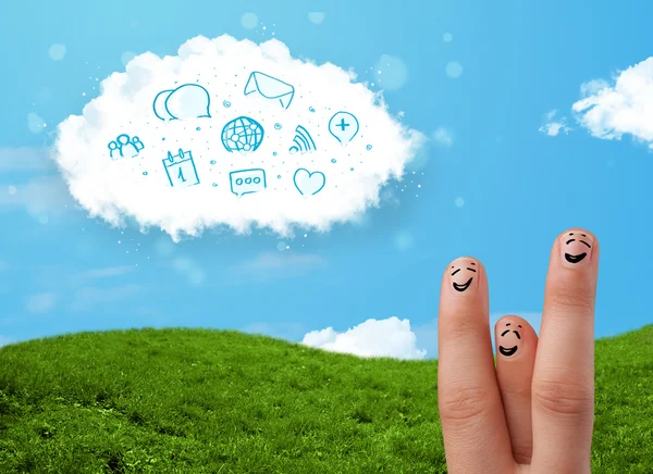 Glückliche Smiley-Finger, die auf Wolke mit blauen sozialen Symbolen schauen und — Stockfoto