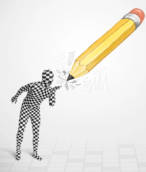 Ένας τύπος με μάσκα σώματος με ένα μεγάλο μολύβι ζωγραφισμένο στο χέρι — Φωτογραφία Αρχείου