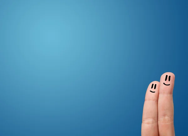 Alegre sonriente cara dedos mirando vacío azul fondo copia — Foto de Stock