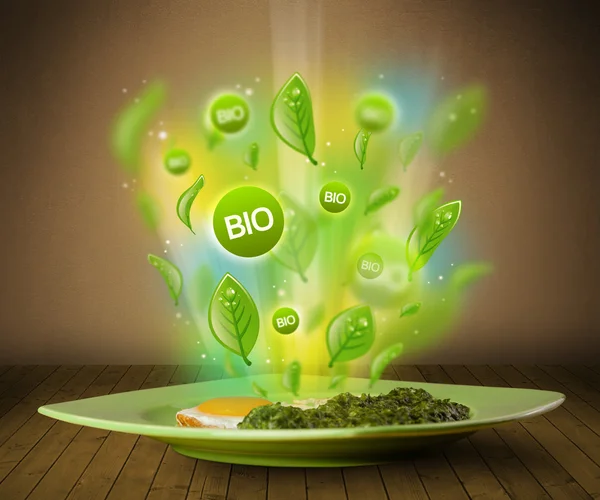 Здоровая био-зеленая тарелка еды — стоковое фото